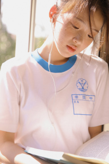 美女和别人拔萝卜