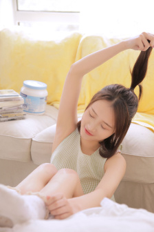 一小孩儿半夜给女孩吃坤巴